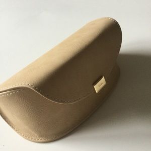 CHLOE SUEDE SUNGLASSES CASE IN BEIGE WITH GOLD
6.5” x 3” x 2.75”